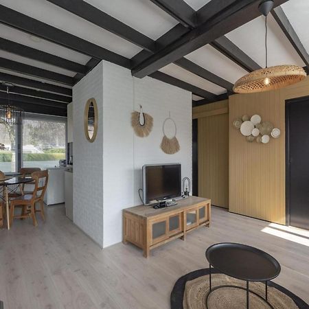 Attractive Bungalow With Modern Furnishings Sint Maartensvlotbrug Экстерьер фото