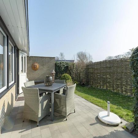 Attractive Bungalow With Modern Furnishings Sint Maartensvlotbrug Экстерьер фото