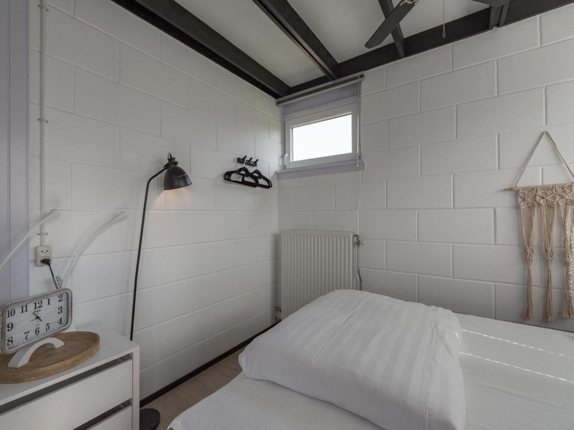 Attractive Bungalow With Modern Furnishings Sint Maartensvlotbrug Экстерьер фото