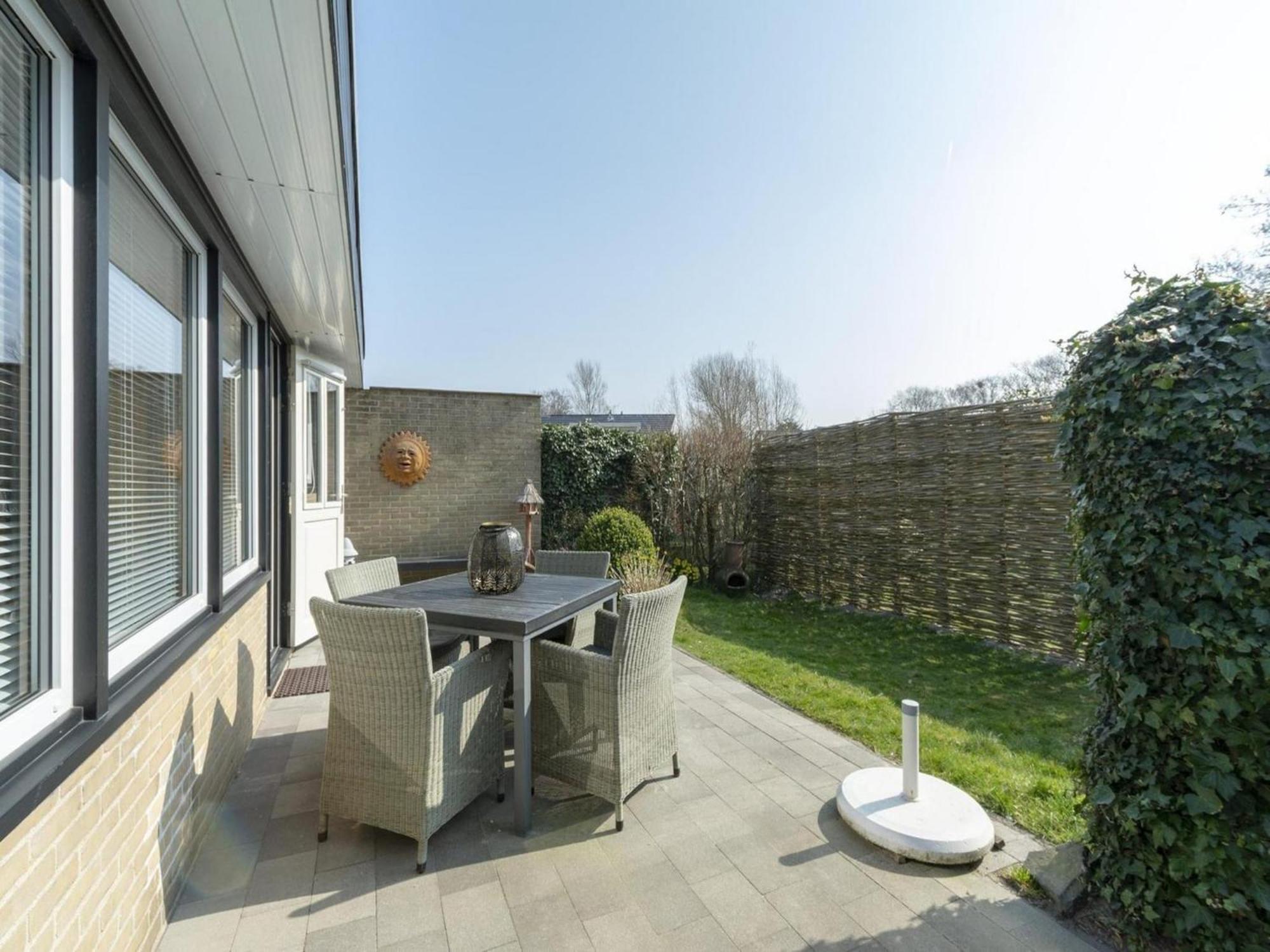 Attractive Bungalow With Modern Furnishings Sint Maartensvlotbrug Экстерьер фото