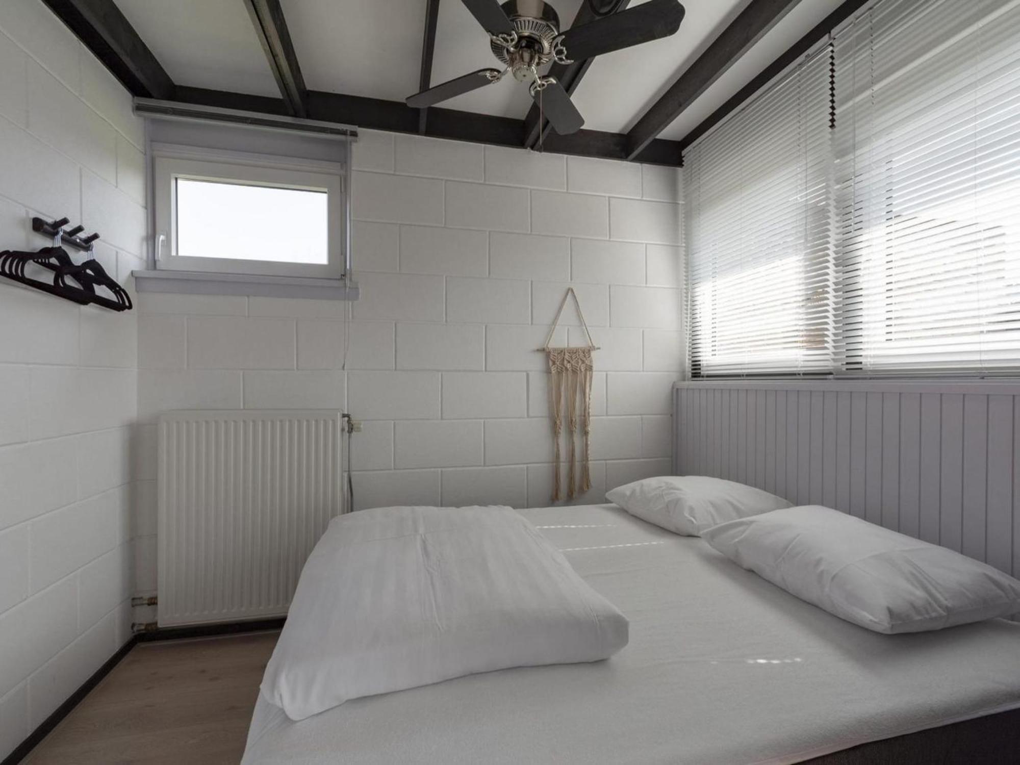Attractive Bungalow With Modern Furnishings Sint Maartensvlotbrug Экстерьер фото