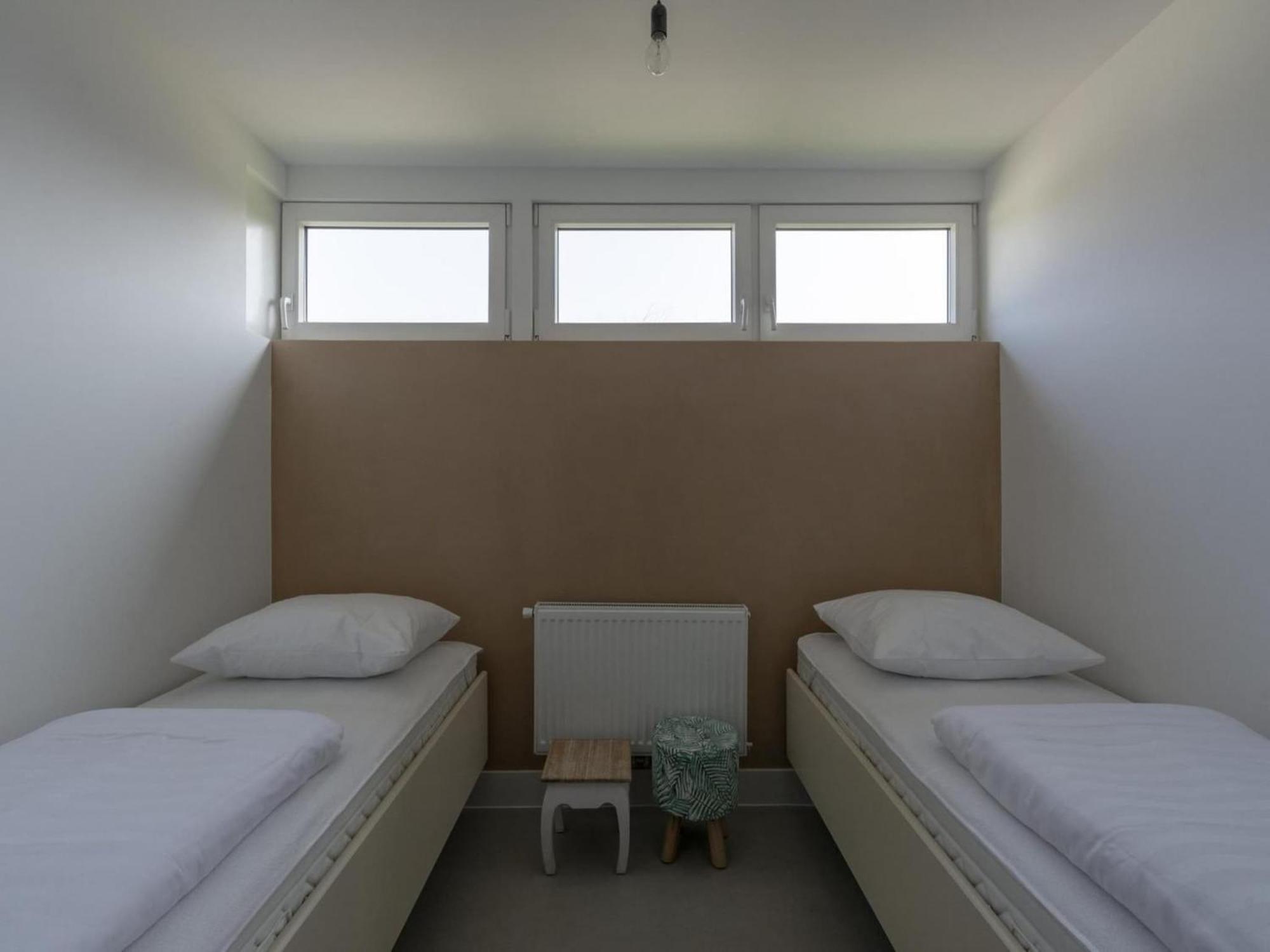 Attractive Bungalow With Modern Furnishings Sint Maartensvlotbrug Экстерьер фото