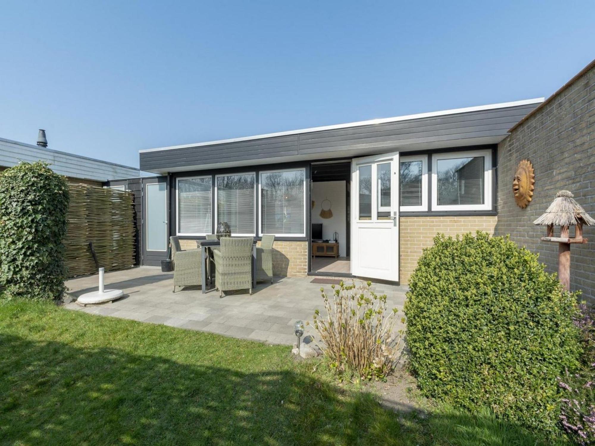 Attractive Bungalow With Modern Furnishings Sint Maartensvlotbrug Экстерьер фото