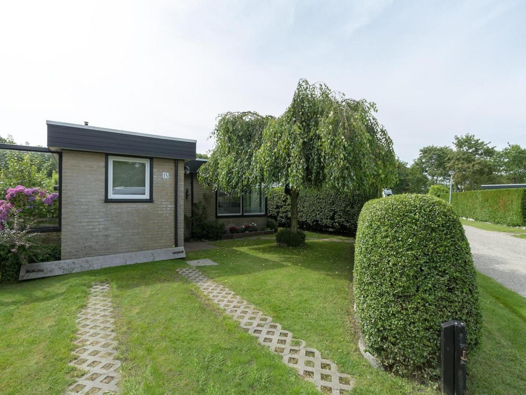 Attractive Bungalow With Modern Furnishings Sint Maartensvlotbrug Экстерьер фото