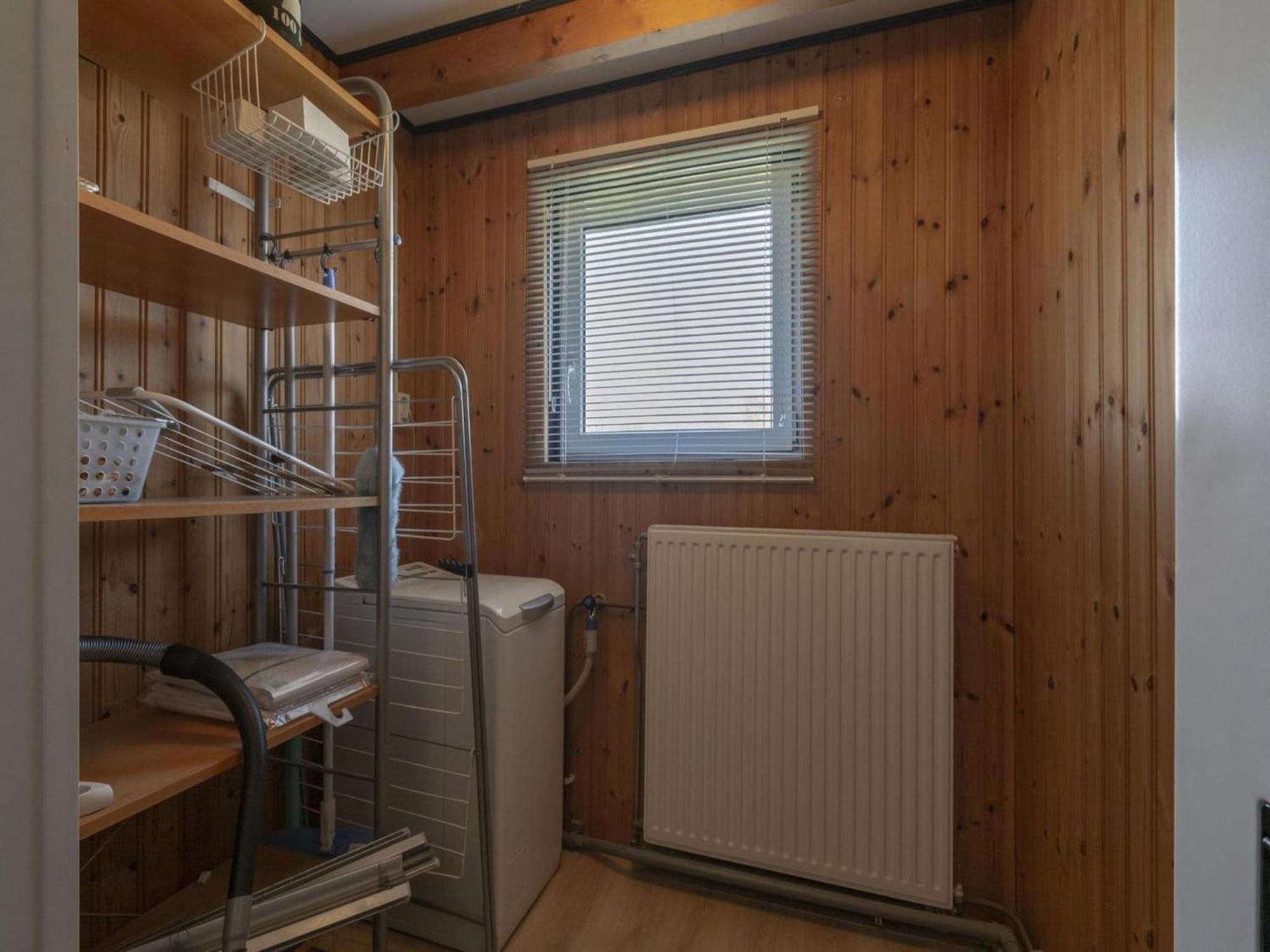 Attractive Bungalow With Modern Furnishings Sint Maartensvlotbrug Экстерьер фото