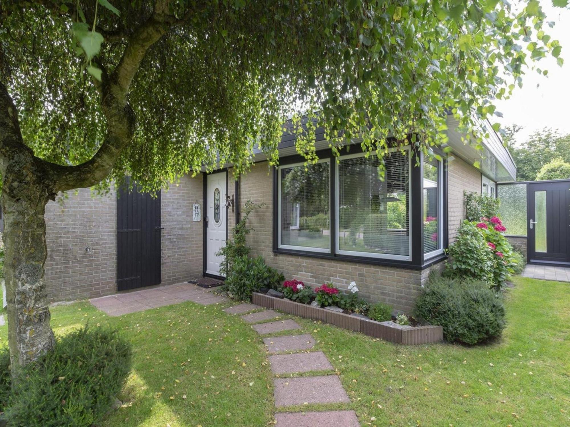 Attractive Bungalow With Modern Furnishings Sint Maartensvlotbrug Экстерьер фото